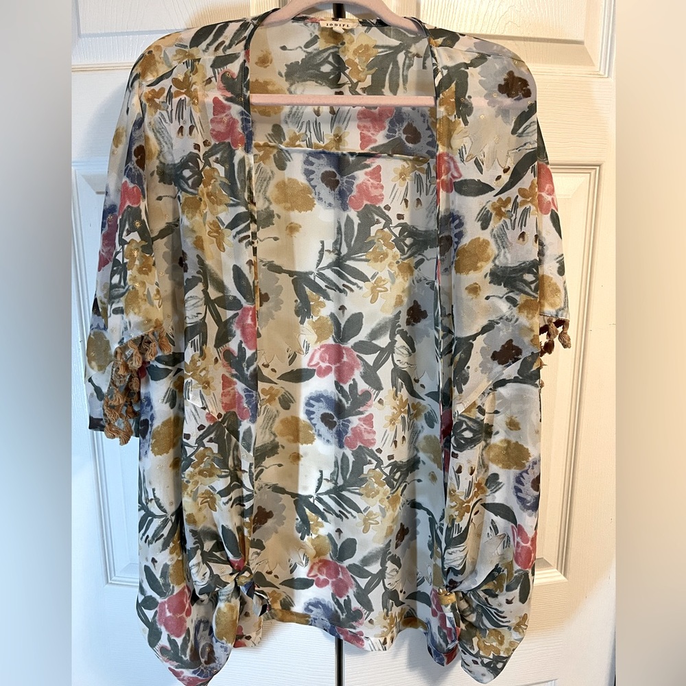 Beautiful Floral sheer cardigan. Size L.
